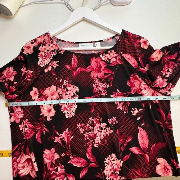 Susan Graver Medium Floral Liquid Knot Top Slit Detail Sleeve - Picture 3 of 6